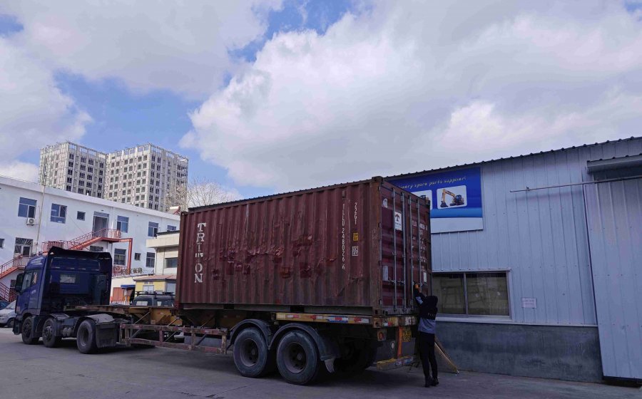 One 20FT containter XCMG truck crane parts loaded for Columbia customer